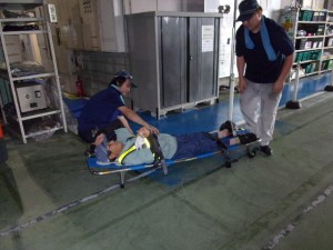 負傷者の救助作業