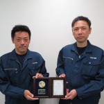 受賞を喜ぶ、担当乗務員の上村さん(左)と杉原さん(右)