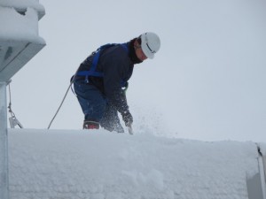 雪下ろし作業中の乗務員