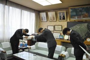 感謝状を受け取る稲垣社長