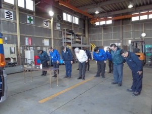 関係者全員で新車の安全を祈願