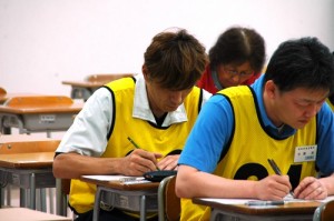 学科試験を受ける佐藤選手
