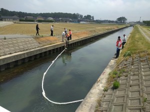 オイルフェンスを張って油漏れを食止めます