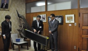 実際にｽﾛｰﾌﾟを手に取る入善町長